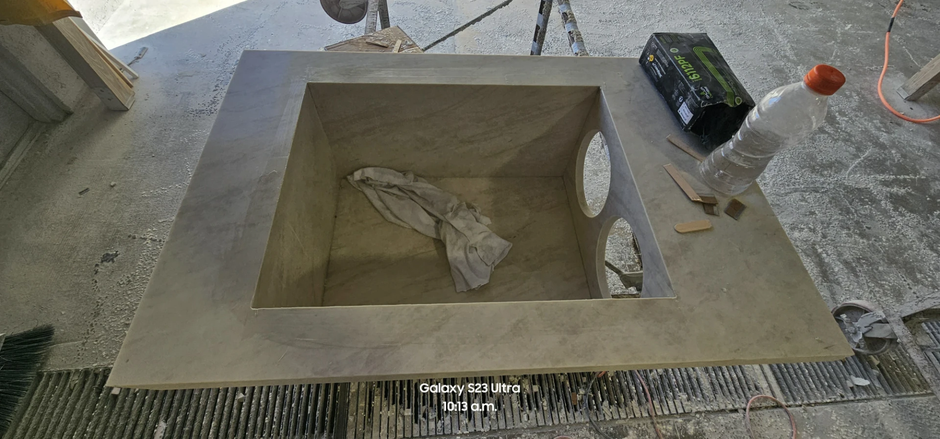 Pieza de cuarzo trabajada en taller para lavabo