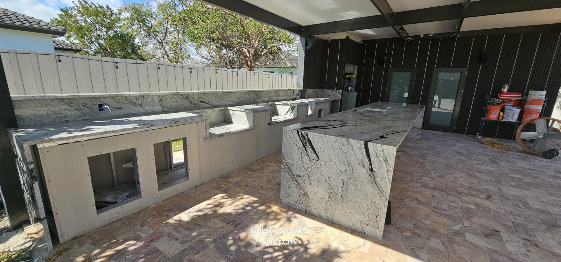 Área exterior con barra y topes de granito