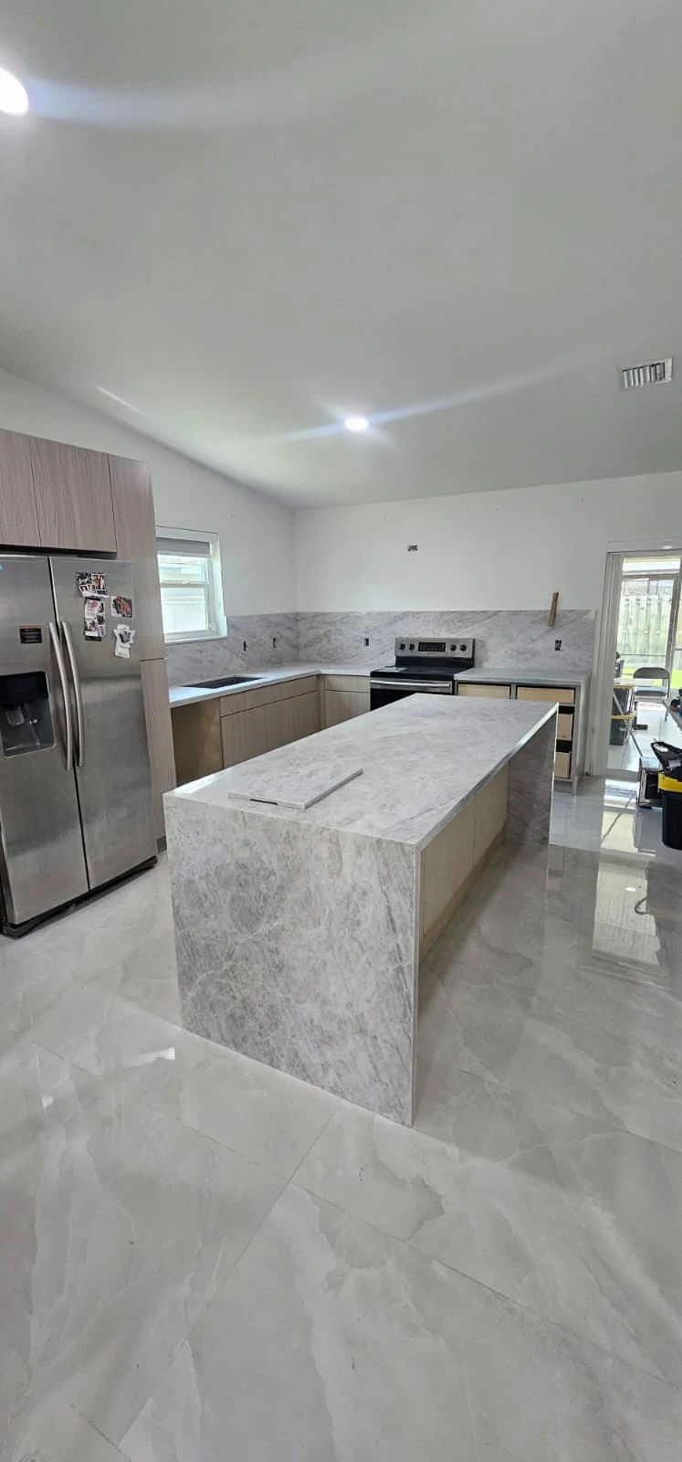 Cocina en U con isla de cuarzo gris veteado