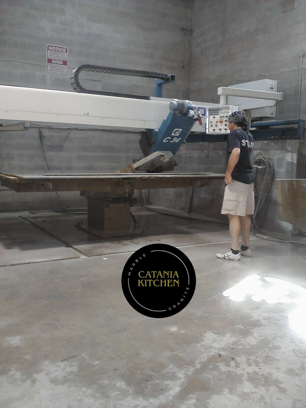 Corte de piedra en taller